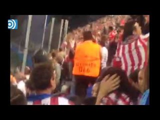 Varios hinchas del Benfica lanzan bengalas a seguidores del Atlético de Madrid