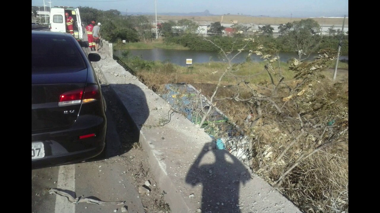 Ônibus do Transcol cai de ponte sobre o Rio Santa Maria, na Rodovia do Contorno, em Cariacica