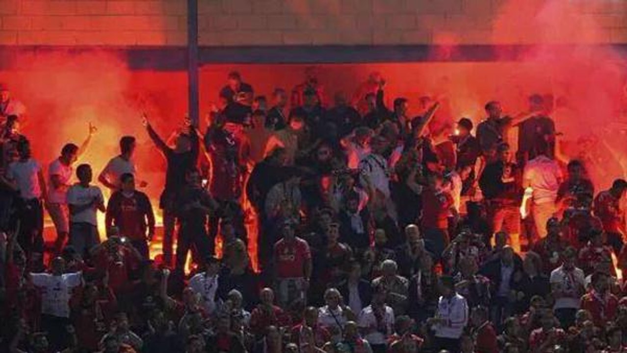 Les fans de Benfica lancent des fumigènes sur ceux de l'Atlético de Madrid