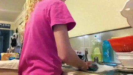Cleaning the dishes (time lapse)