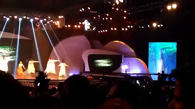 Urwa Hocane falls on the stage while performing on the song at Lux Style awards 2015
