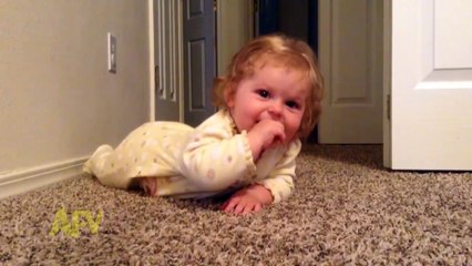 Ce bébé réalise qu'il a une langue... Trop mignon