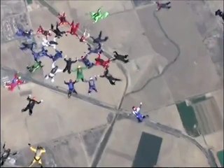 Record du monde : 202 parachutistes se réunissent en plein vol