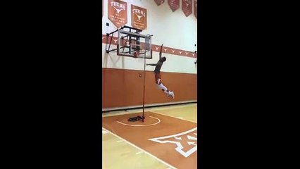 La détente absolument monstrueuse du basketteur américain Kerwin Roach (1m82)