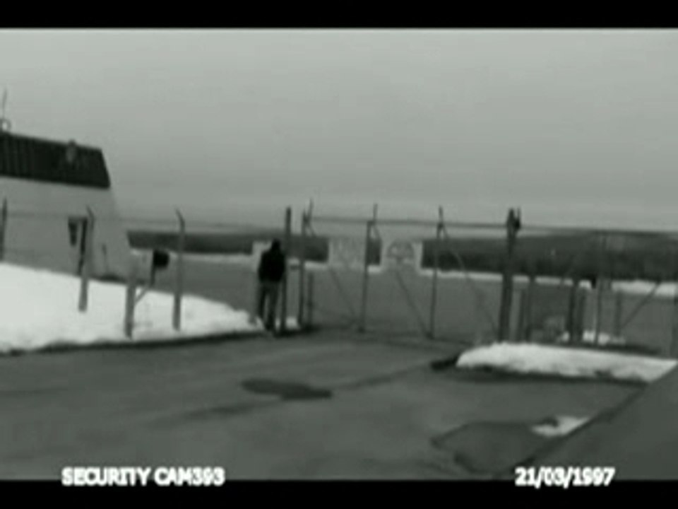 Régis Pisse Sur Un Grillage Electrique