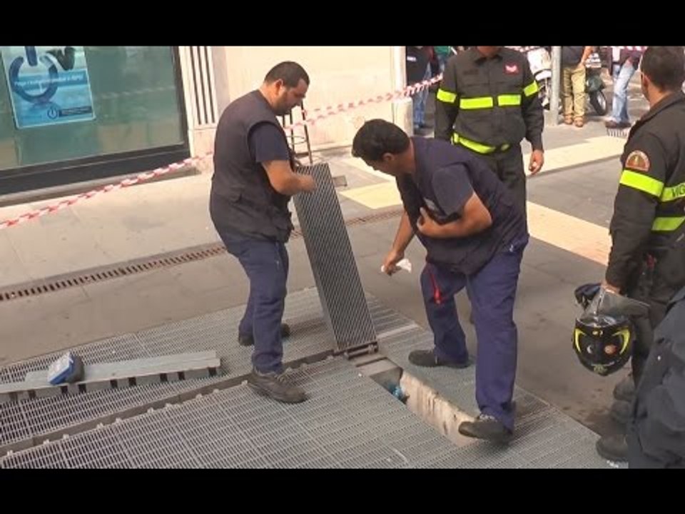 Napoli - Incendio in Via Verdi, fiamme nel condotto di areazione della Metro 6  (30.09.15)