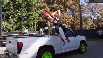 Cette station-service propose un plein gratuit pour les femmes en bikini !