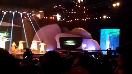 Urwa Hocane Falls on Stage while Performing @ Lux Style Awards 2015 - VidCarts