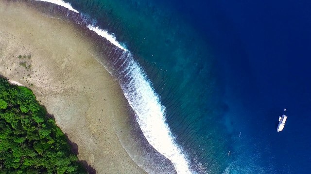 Indonésie : des vagues magnifiques vues du ciel