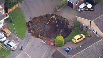 Un trou géant apparaît en une nuit dans une rue près de Londres