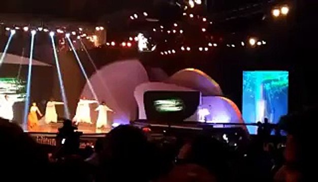 Urwa Hocane Falls While Dancing on Lux Style Awards 2015