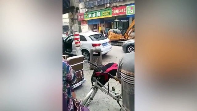 Elle casse la voiture offert par son copain avec une Brique