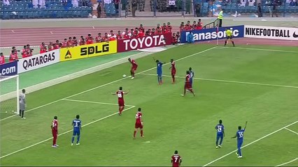Il prend le ballon à la main dans sa surface et concède un penalty absurde