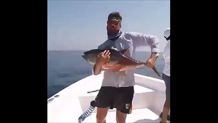 This fisherman has some problem to catch this tuna!!! Strong fish