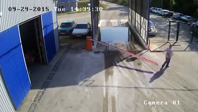 Deux filles en scooter VS Une barrière de parking