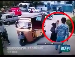 Robbers looted innocent girl in Karachi publicly