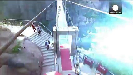 Dünynın en büyük cam köprüsü Çin'de açıldı