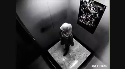 What a Amazing Fight alone girl fighting with two young man's in elevator