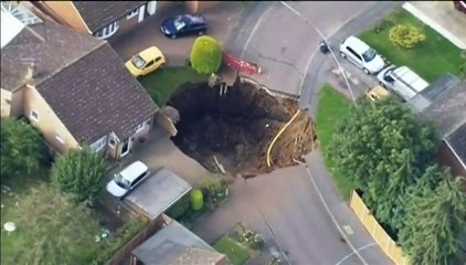 Royaume-Uni : un gouffre s'ouvre au beau milieu d'un quartier résidentiel