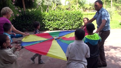Activité avec un parachute le 1er octobre au siège d'Ourika Tadamoune