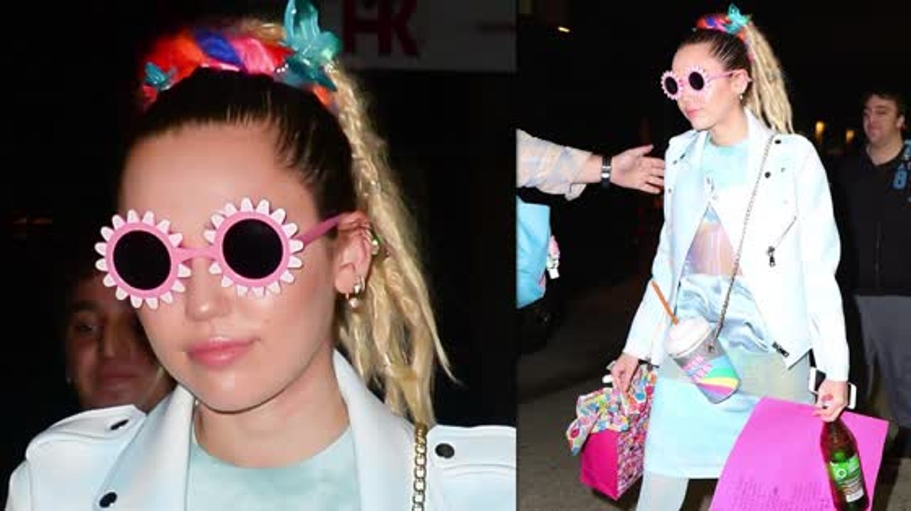 Miley Cyrus zeigt sich in einem interessanten Outfit