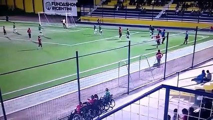 Quiso golpear a un árbitro asistente y mira lo que le pasó