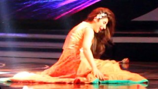 Urwa Hocane fall on stage while dancing at Lux Style Awards 2015 (EXCLUSIVE HD VIDEO)