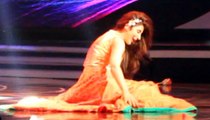 Urwa Hocane fall on stage while dancing at Lux Style Awards 2015 (EXCLUSIVE HD VIDEO)