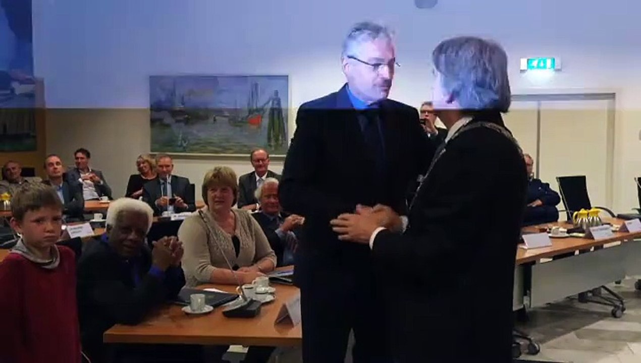 Burgemeester Beukema krijgt ambtsketting omgehangen - RTV Noord