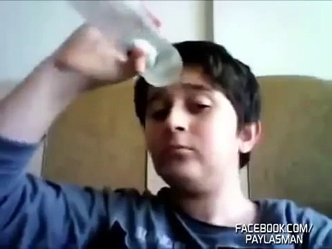 Baş ağrısına kesin çözüm bulan çocuk! Komik Videolar Komedi ve Eğlence izle (video) Komedi ve Eğlence izle (video)