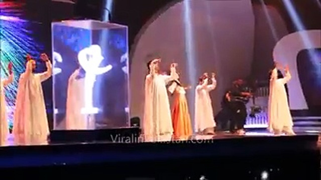 Urwa Hocane fell on the stage while dancing at LSA2015