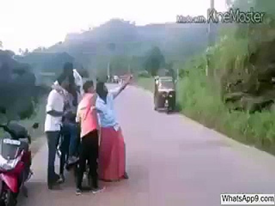 Please Road Pe Selfie Na Le - Very Funny Selfie Fail(whatsapp9.com)