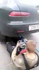 Un dປ met sa tê en fac du pot d ຜ d une voiture... Boom