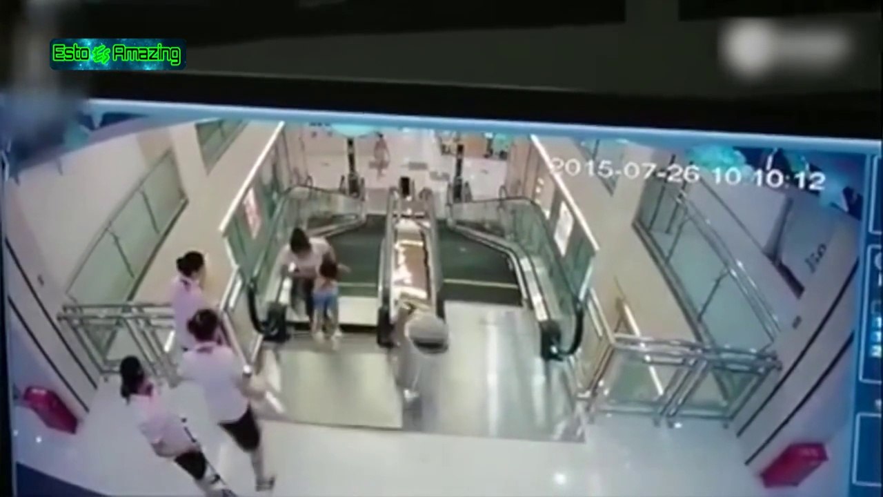 Mujer Muere, Accidente En Escaleras Electricas Su Hijo Se Salva | Woman saves son before dying in tragic escalator accident