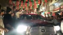 Lahories pelting flowers from their flats to welcome Imran khan