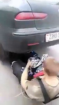 Un débile met sa tête en fac du pot d'échappement d'une voiture... Boom
