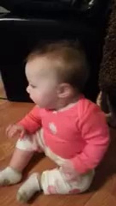 This 8-Month-Old’s Big Brother Is Sleeping – Just Wait Until You See Her Next Move