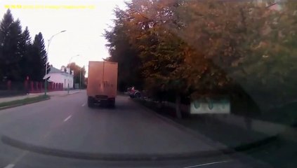 Encore un qui ne connait pas les panneaux sur la route