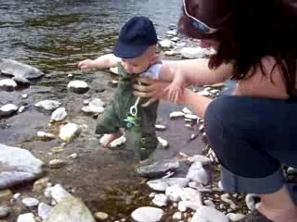 Quentin découvre la rivière