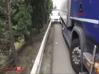 Polis aracı TIR'la bariyer arasında sıkıştı
