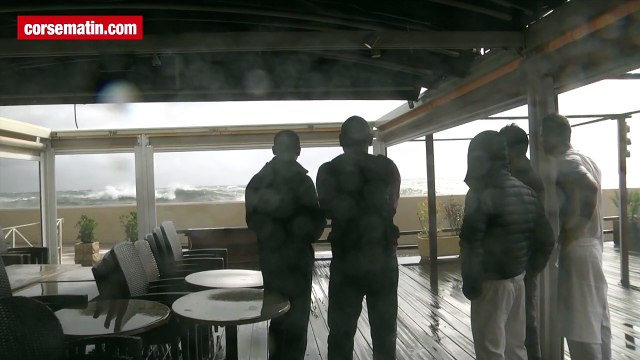 Intempéries en Corse : Vagues submersibles dans le vieux-port de Bastia