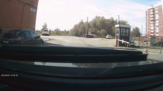 Блондинка за Рулем протаранила внедорожник!