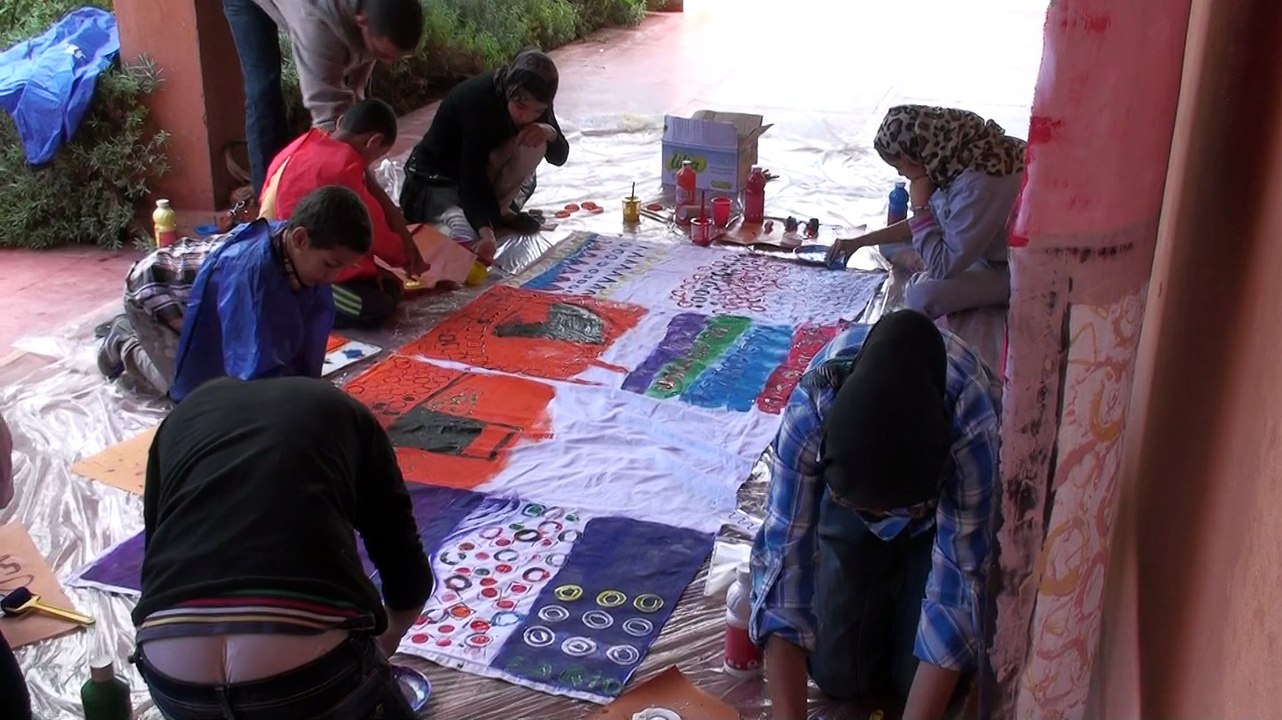 Atelier de réalisation d'une fresque à l'accueil des enfants de la CLIS de l'école primaire de Tnine-Ourika venus à Ourika Tadamoune