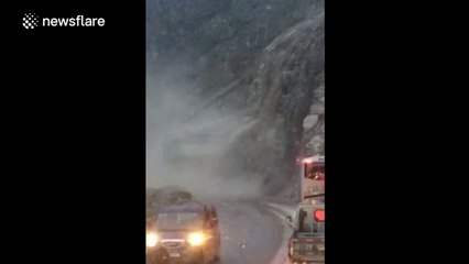 Landslide on Chinese mountain road caught on camera