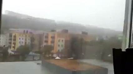 Sahalin Adası’nı vuran tayfun evin çatısını uçurdu