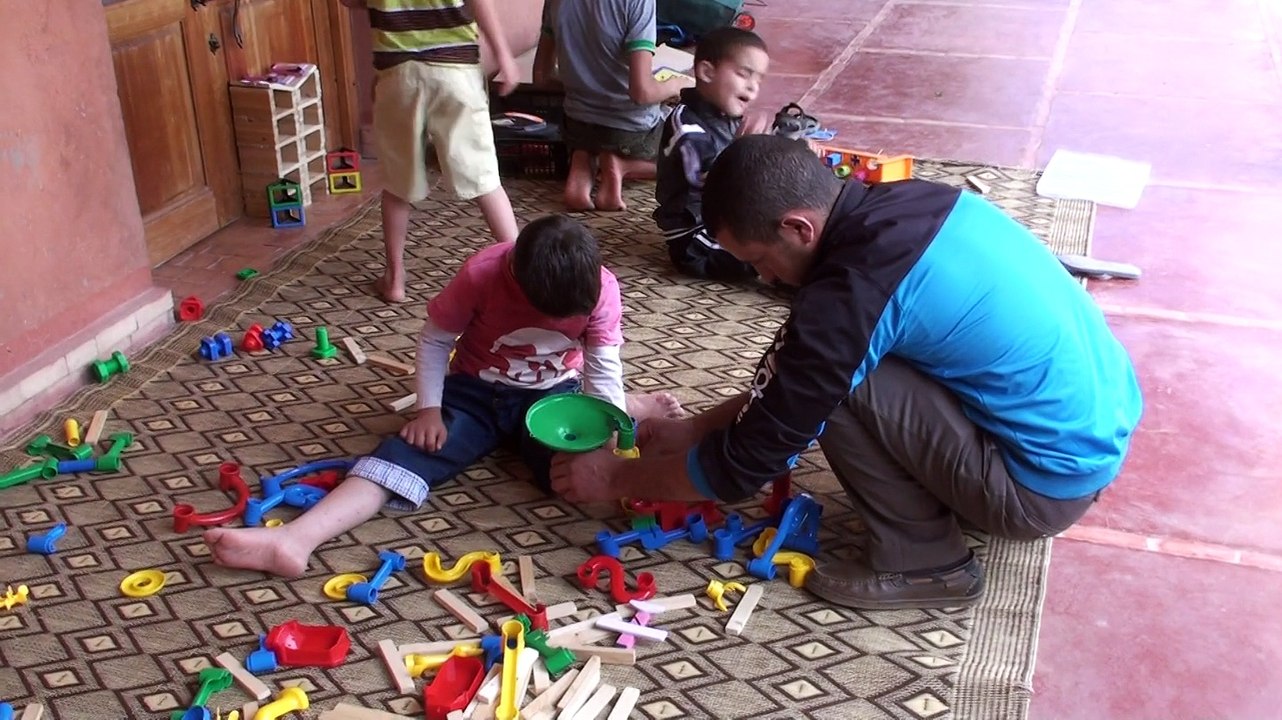 Atelier de motricité fine au siège de l'association Ourika Tadamoune