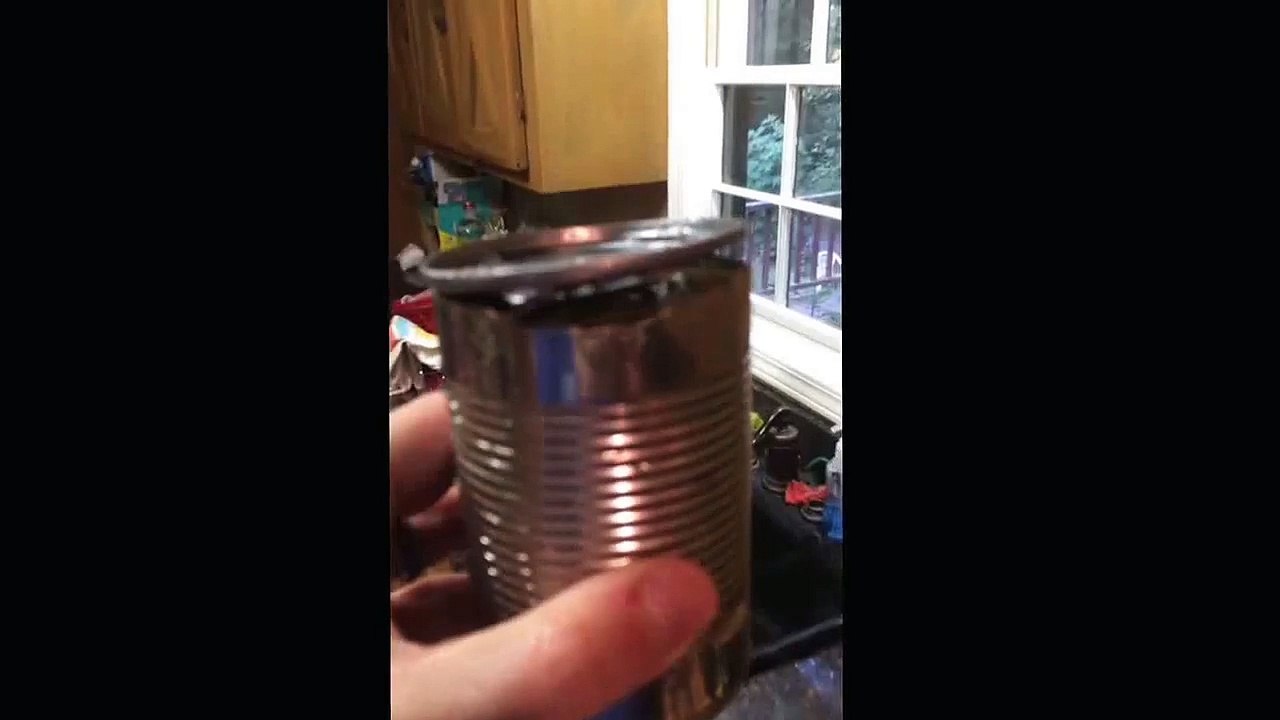 Sa femme a essayé d'ouvrir une boite de conserve... Raté! Son mari est mort de rire