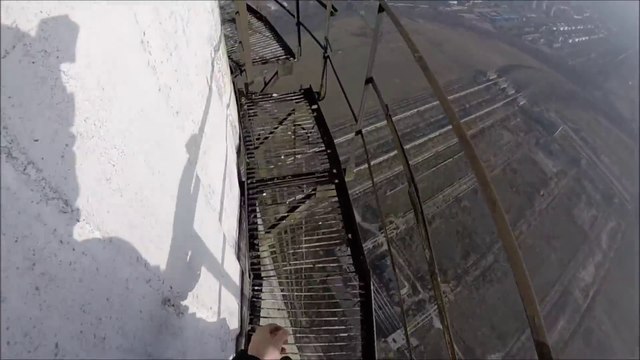 Crazy guy climbs 280m high Chimney in Romania with his hands!