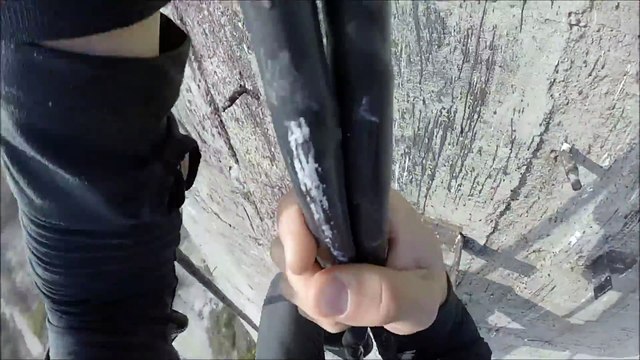 Un casse-cou escalade une cheminée de 280m de hauteur... Vertige!!!!!!