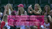 Des filles font des selfies pendant un match de baseball